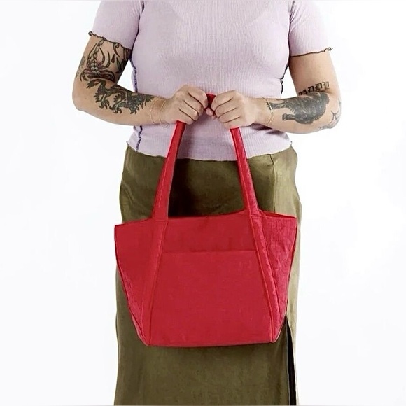 Baggu mini cloud bag in candy apple red - Picture 3 of 10